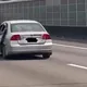 車門損壞還開上國道！乘客徒手拉門像玩命　警將追查開罰