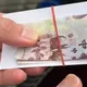 高雄機車頻現「家具行名片綁500元」！老闆喊冤：沒這個閒錢