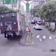 影/五股大貨車失控衝上分隔島　撞爛路樹車頭全毀