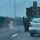 影/台74線驚魂！大貨車輪胎突「噴落起火」　狂滾撞牆下交流道