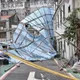 白海豚颱風強風狂吹　北市鷹架倒塌幸無人傷