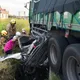 驚悚！轎車慘遭大貨車碾成鐵餅　台南駕駛卡輪下慘死車內
