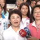 南下屏東輔選蘇清泉贈「工程帽」！盧秀燕：每一個人都是母雞