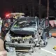車頭嚴重變形！澎湖小客車失控自撞燈桿　母女一度受困車內