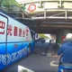 太扯！北市觀光巴士「硬闖」　車頂瞬間被削開卡死成功橋下