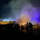 影/高雄仁武上市電纜廠外廢電纜起火！夜空驚見藍紫詭色