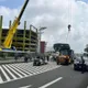 影/高雄小港曳引車換車道！撞78歲婦受困車底　警借吊車救出