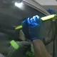 影/台中男嬰困車內！警消急開鎖　他「呆萌圍觀」獲救