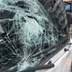 影/貨車玻璃「裂成蜘蛛網」!台中單車嬤疑闖紅燈遭撞噴飛命危
