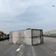 國2南桃園段大貨車翻覆撞車！31歲女傷　回堵逾5公里