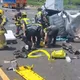 國1驚悚追撞！貨車翻覆解體、特斯拉車頭全毀　2男送醫