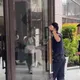 影/趙建銘骨科診所外媒體守候！警方接獲報案到場了