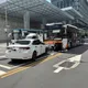 北市右轉轎車逆向對決停等公車　「車頭下巴」嚴重毀損釀1傷