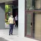 影/趙建銘現身了！不甩媒體提問　從側門低調「溜進診所」