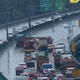 影/天雨路滑！板橋台65線砂石車對撞小貨車　橫佔3車道紫爆