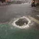 影/豪雨炸台中！太平區馬路驚見「天然奇蹟湧泉」　網友笑翻