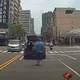 影/傻眼！高雄廂型車後門未關　乘客伯下車關門竟遭丟包