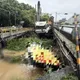 影/宜蘭濱海路砂石車雨天打滑衝護欄墜溝　26歲駕駛受傷送醫