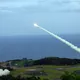 九鵬基地驚傳火箭試射意外！高空突失控「螺旋墜落」山區