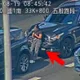 國道1號五股追撞事故！女駕駛站兩車中間滑手機引熱議