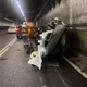 北市辛亥路地下道2車追撞翻覆　駕駛輕傷受困自行爬出