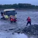 影/蘭陽溪暴漲！砂石車秒被洪流包圍　警消拋繩救人超驚險