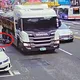 影/台中騎士自摔！下秒遭砂石車輾過手腳　命大逃一劫
