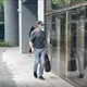 影/趙建銘被抓到了！中午戴帽子、口罩快閃溜進診所