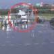 影/新北五股堤外公車撞限高桿　車頂碎裂幸無人傷