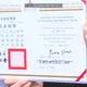 沈伯洋掃街遇新竹學生拿獎狀要簽名！「高虹安」竟被劃掉