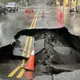 豪大雨肆虐釀禍？高雄出現「大面積塌陷」驚見駭人巨坑