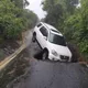 生死一線間！豪雨灌高雄「夫妻連人帶車受困天坑」