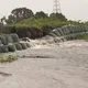 影/沙包擋不住！萬丹興化廍堤防3度失守　暴漲溪水狂湧入村