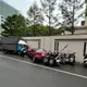 外籍駕駛急轉彎砸爛16車！　顏清標住宅圍牆無辜遭殃