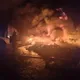 西濱大橋旁「大量廢電器全面燃燒」！警消邊抗豪雨邊灌救