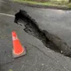 高雄大學特區道路驚現「大坑洞」　路基裂開下陷急封路