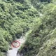 花蓮慕谷慕魚溪水暴漲2人受困　警消空投物資明渡溪救援