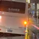 影/高雄天坑越來越多！市立總圖旁「公車右後輪被吞入」