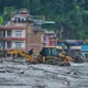 「恐怖滅村級」山洪席捲尼泊爾！5公尺巨浪夾泥砂吞噬城鎮　直升機駕駛嚇壞
