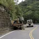 北宜公路拖板車過彎失控　貨斗上挖土機甩出翻落