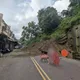 驚險畫面曝！高雄小港擋土牆崩落土石淹沒車道　警緊急管制
