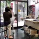 白衣阿桑闖服飾店大鬧！激動推闆娘　被一句「有監視器」嚇到逃走