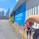 赤裸男拿刀街上晃！　警方意外拿下通緝犯