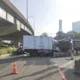 影/新北林口小貨車疲勞駕駛　高速衝撞小吃店全毀