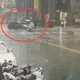 影/土城機車天雨路滑煞車噴飛　撞對向車騎士慘摔受傷