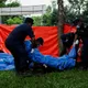 腐爛屍體太多無法辨認！CNN：尼泊爾挖「萬人塚」緊急安葬