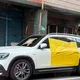 停白線萬能？五股賓士遭黏膠布嗆「移車」　擋別人門口還討拍