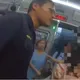 影/被包撞到不爽！新北公車變女子擂台扯髮砸包　警衝上車