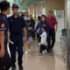 影/白髮人送黑髮人！南投勇消相驗母悲痛　隊友列隊淚送