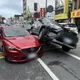 影/花蓮驚見「車疊車」！休旅車騎上轎車　第一視角曝